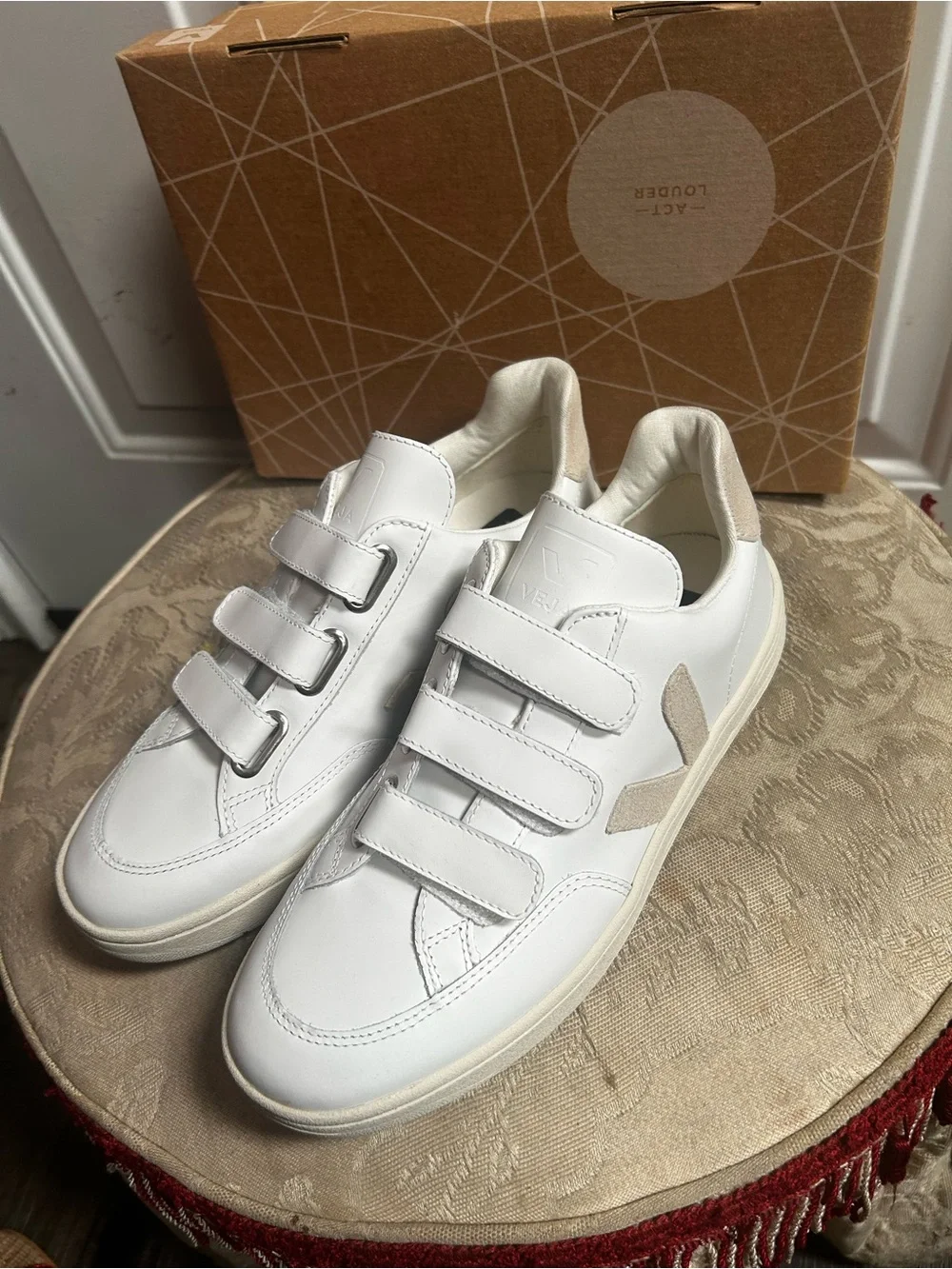 Veja clean white
